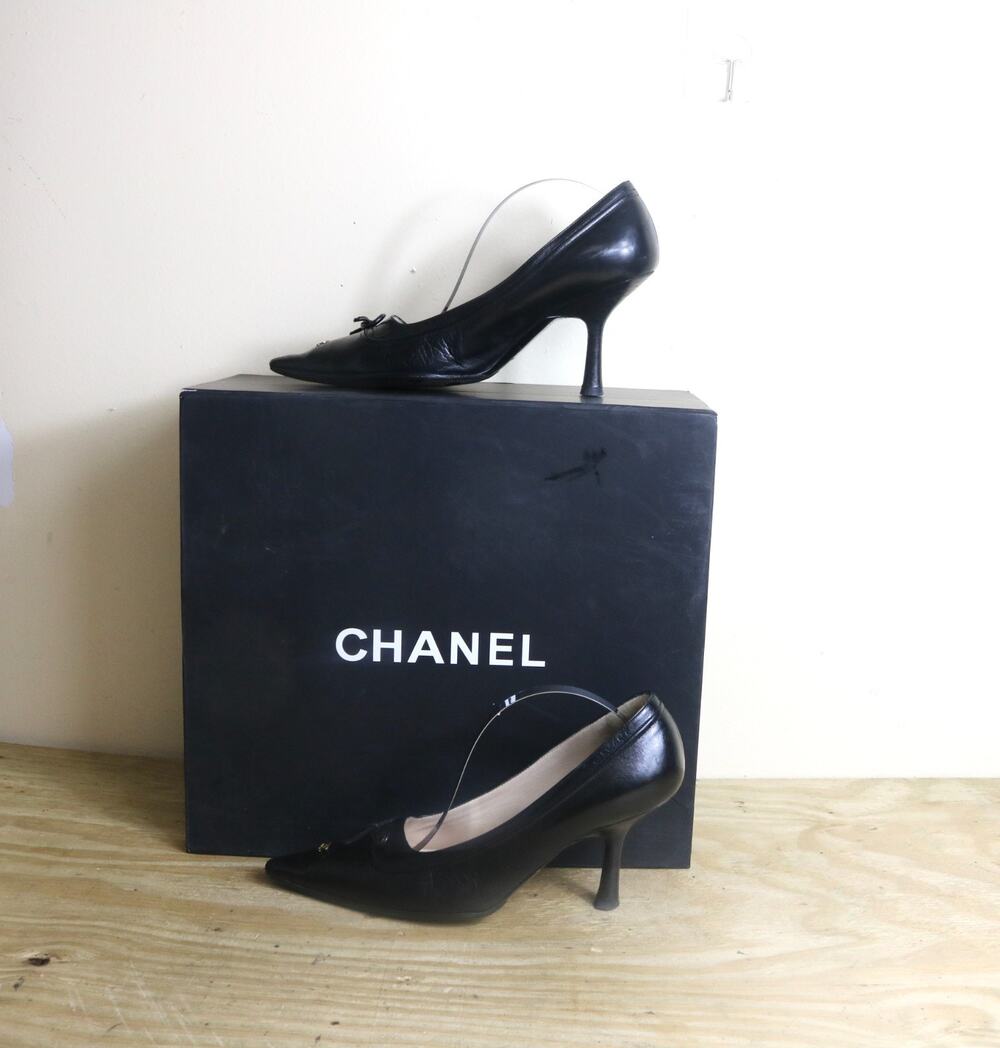 Channel Heels 36C Black Leather CC Logo Point Toe Bow Pumps Luxe Luxury COA